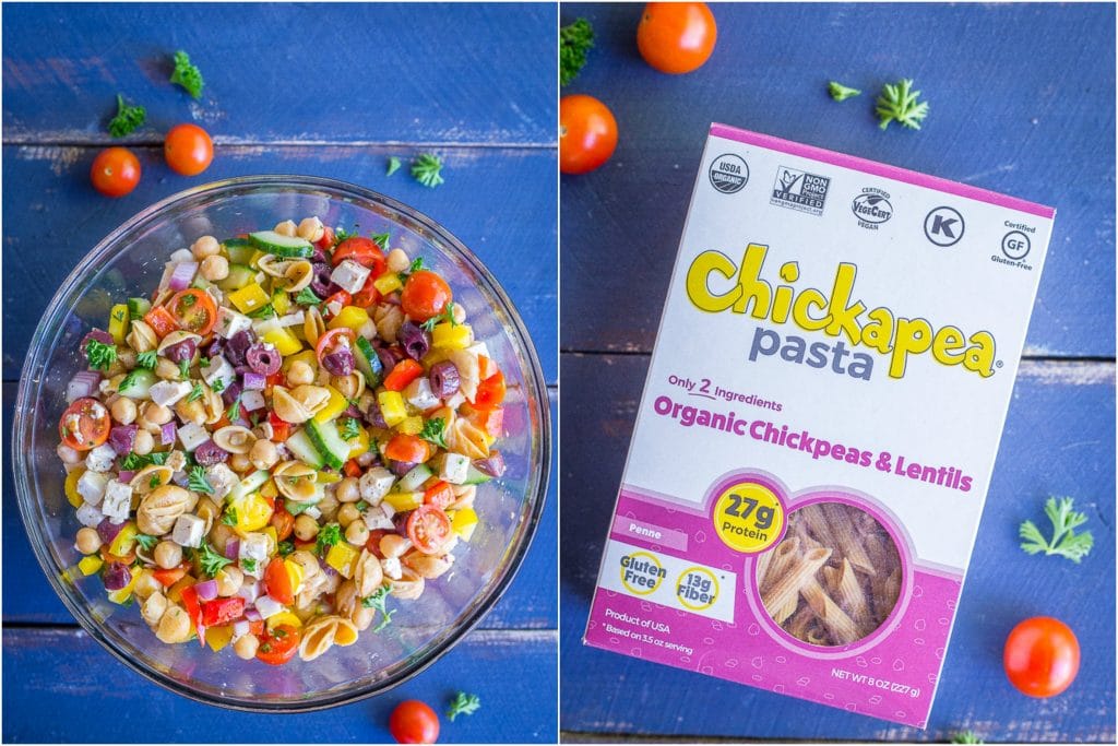  esta salada de Massa Grega carregada está cheia de muitos vegetais e proteínas! É uma refeição deliciosa e saudável que pode ser comida como almoço ou jantar. Também é vegan e sem glúten!